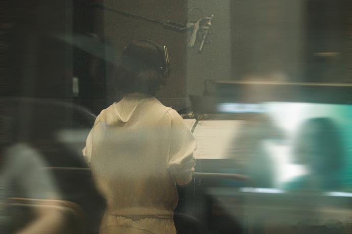 #赵丽颖潜心创作的录音现场##赵丽颖潜心创作的背影照#赵丽颖在安静的录音现场认真