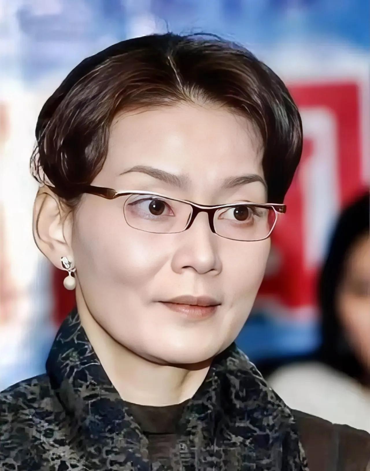 潘虹说，我今年72岁了，每天凌晨三四点就得起床，给我92岁的妈妈量血压、打胰岛素