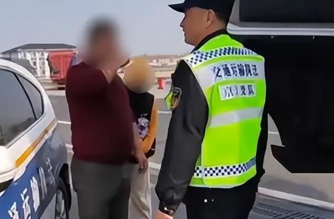 这位大哥心真大啊！江苏扬州广陵服务区里，一位大姐上完厕所出来，直接懵了，自家那辆