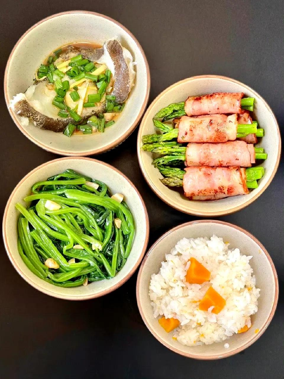 分享一下我的减脂餐 早: 杂粮馒头+牛奶 午: 清蒸比目鱼+培根芦笋+蒜蓉菠菜+