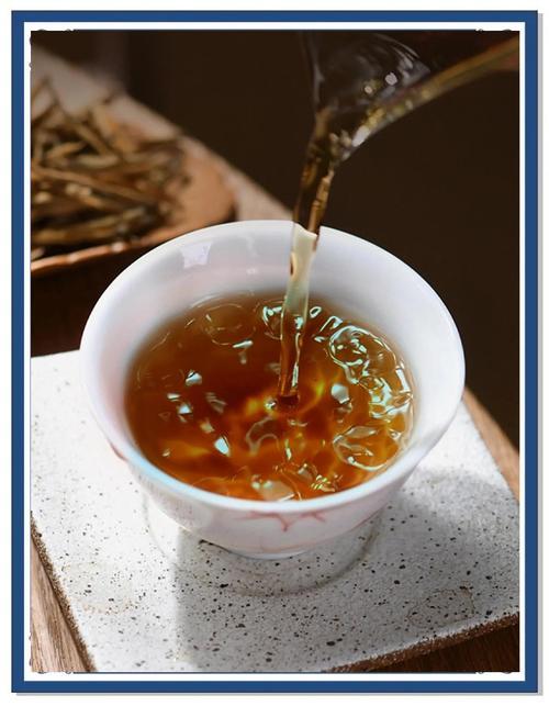 上联：半碗凉茶能解渴，
下联：一席家肴醉客香，
下联：数声雅韵共怡情。