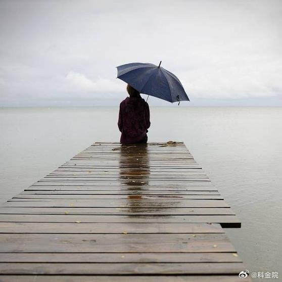 《不结婚有五个坏处：  1、没有孩子，慢慢就没什么奋斗目标了。  2、父母走了之