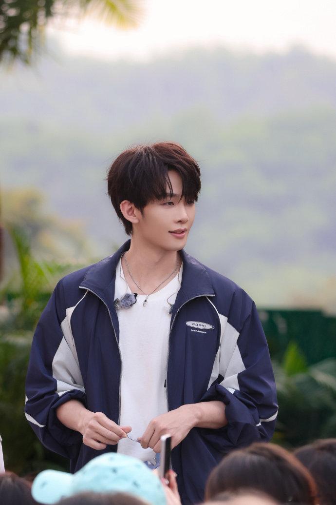 王赫野红温了 王赫野今晚直播那个脸红得啊，连他自己都看不下去了，赶紧跟观众解释说