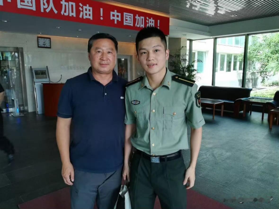 第一次见到樊振东这张照片！对八一少帅毫无抵抗力！穿军装樊振东简直帅呆了！宽肩窄腰