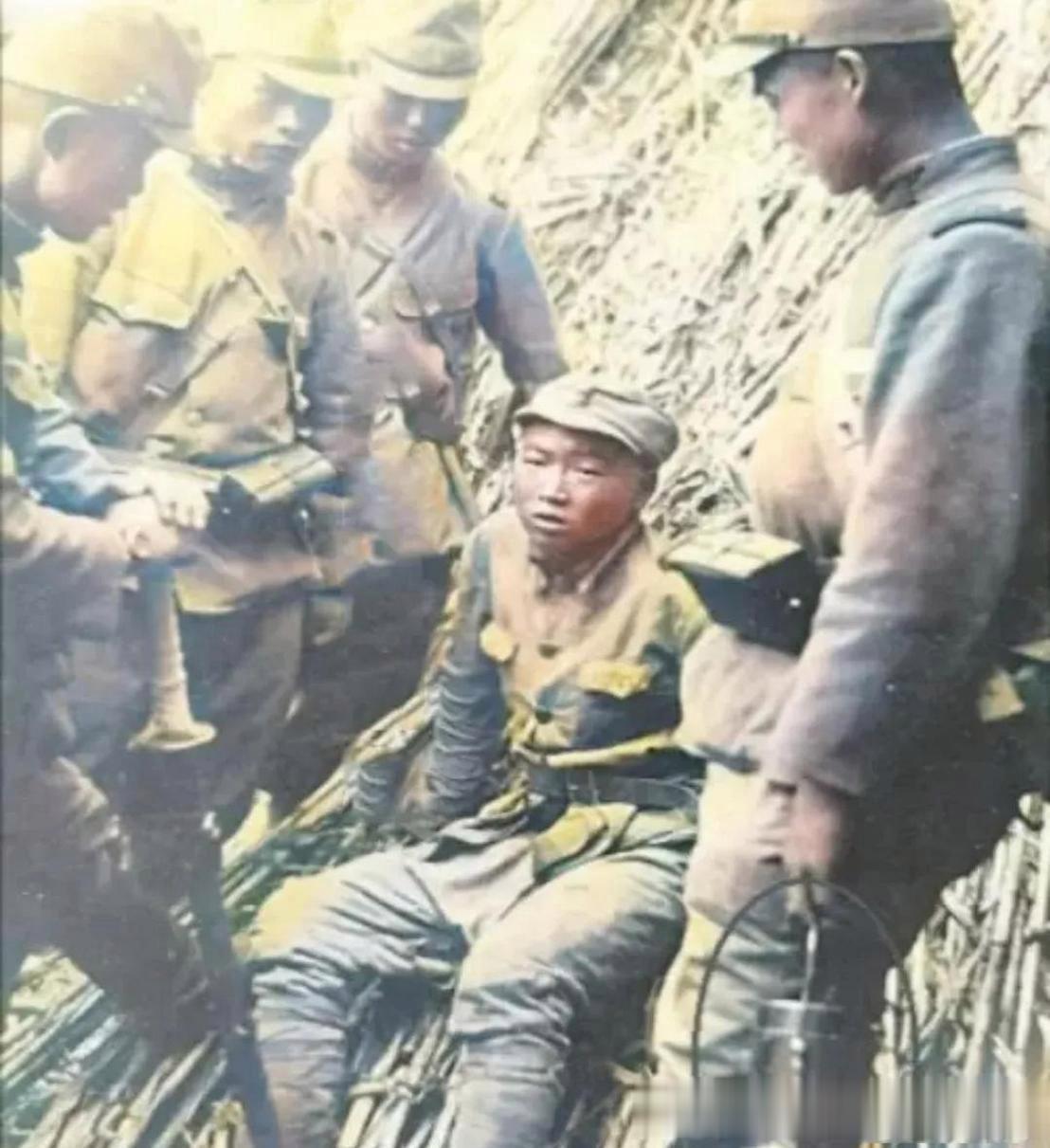 抗日战争时期，一名年轻的中国军人不幸被日军俘虏后的照片，这名战士看起来还很年轻，