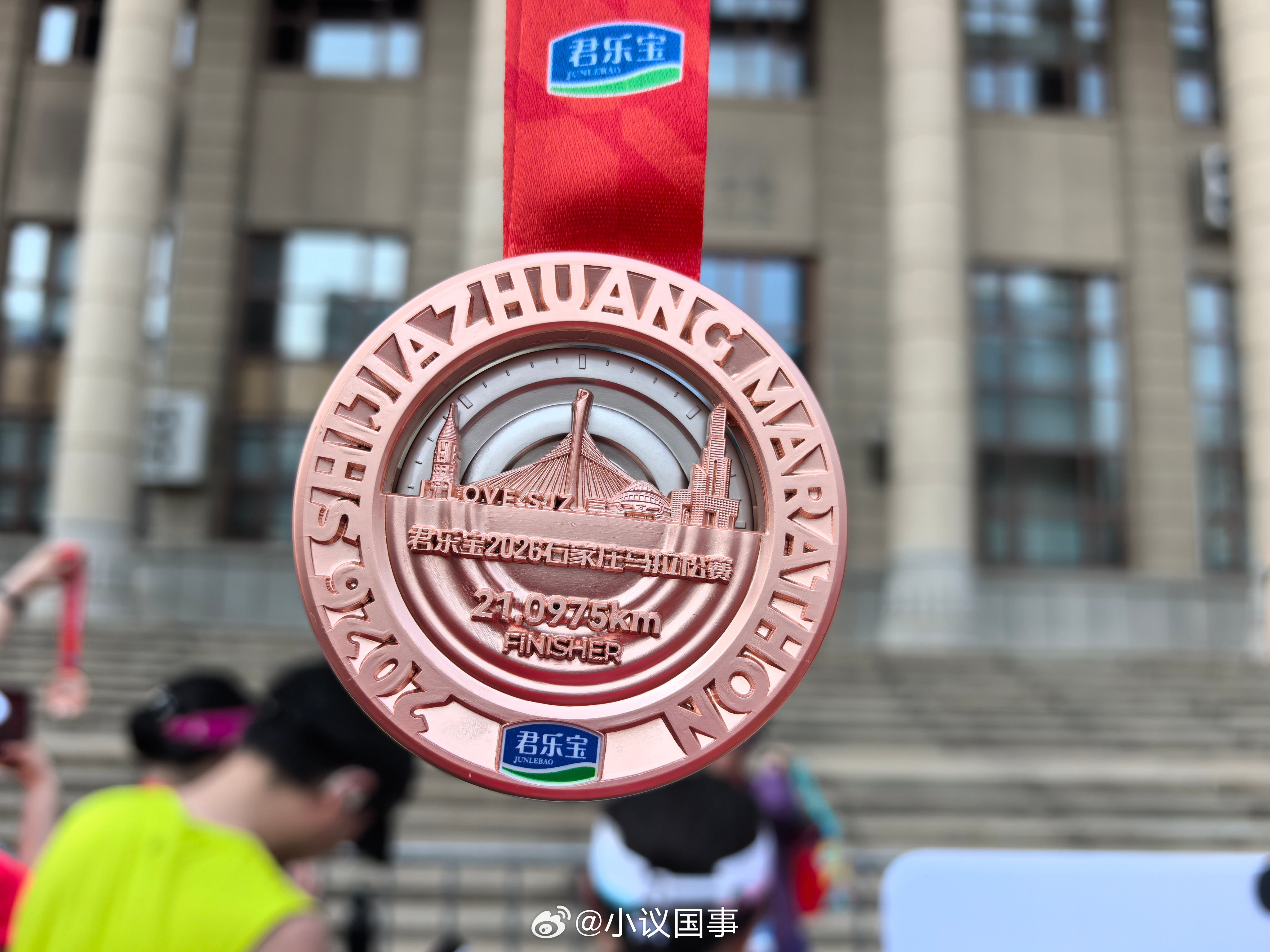 石家庄马拉松本来想跑个无伤无病的养生半马，不成想脚上起了个水泡，跑的时候还以为是