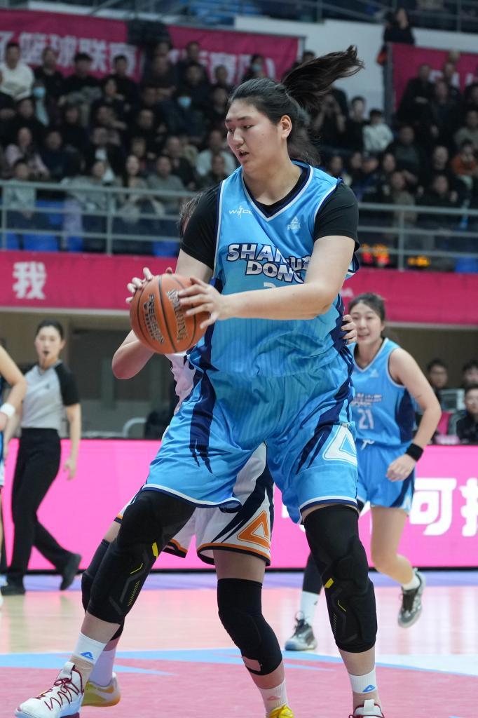 山东女篮的侯指导恐怕要背个大锅：不会用张子宇！
不是不会用，是不敢用！
俱乐部要