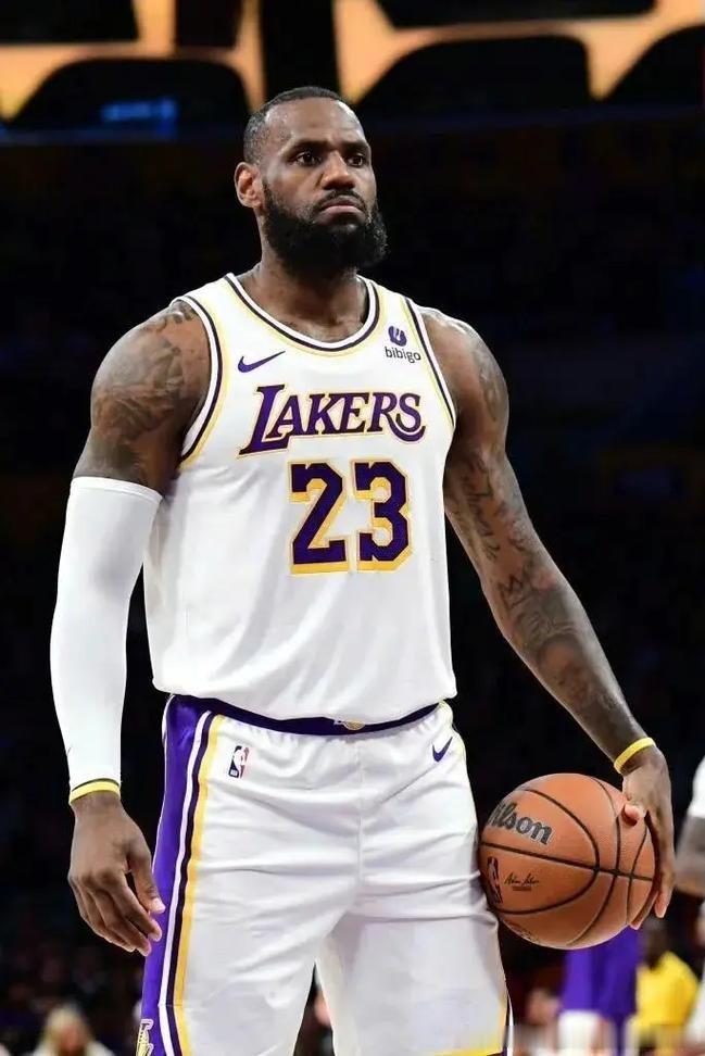 詹姆斯真的老了，带不动湖人了，湖人106比128惨败活塞今天湖人主场迎战东部第一