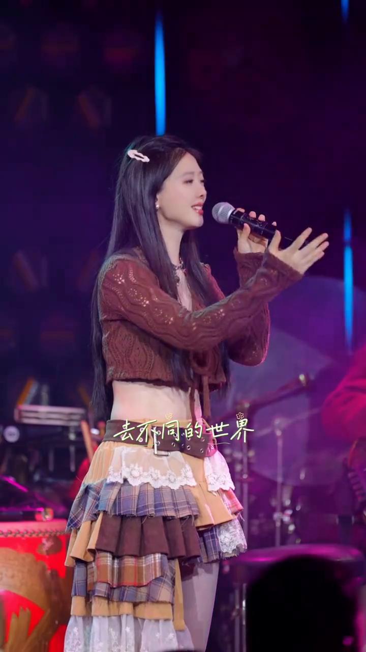 飞鸟和蝉。
你骄傲的飞远，我栖息的叶片，去不同的世界，却从不曾告别。沧海月的想念