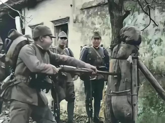 1942年，赵培宪被俘，日军拿他练刺杀，突然他摸到了裤腰带，而且有点松，顿时，他