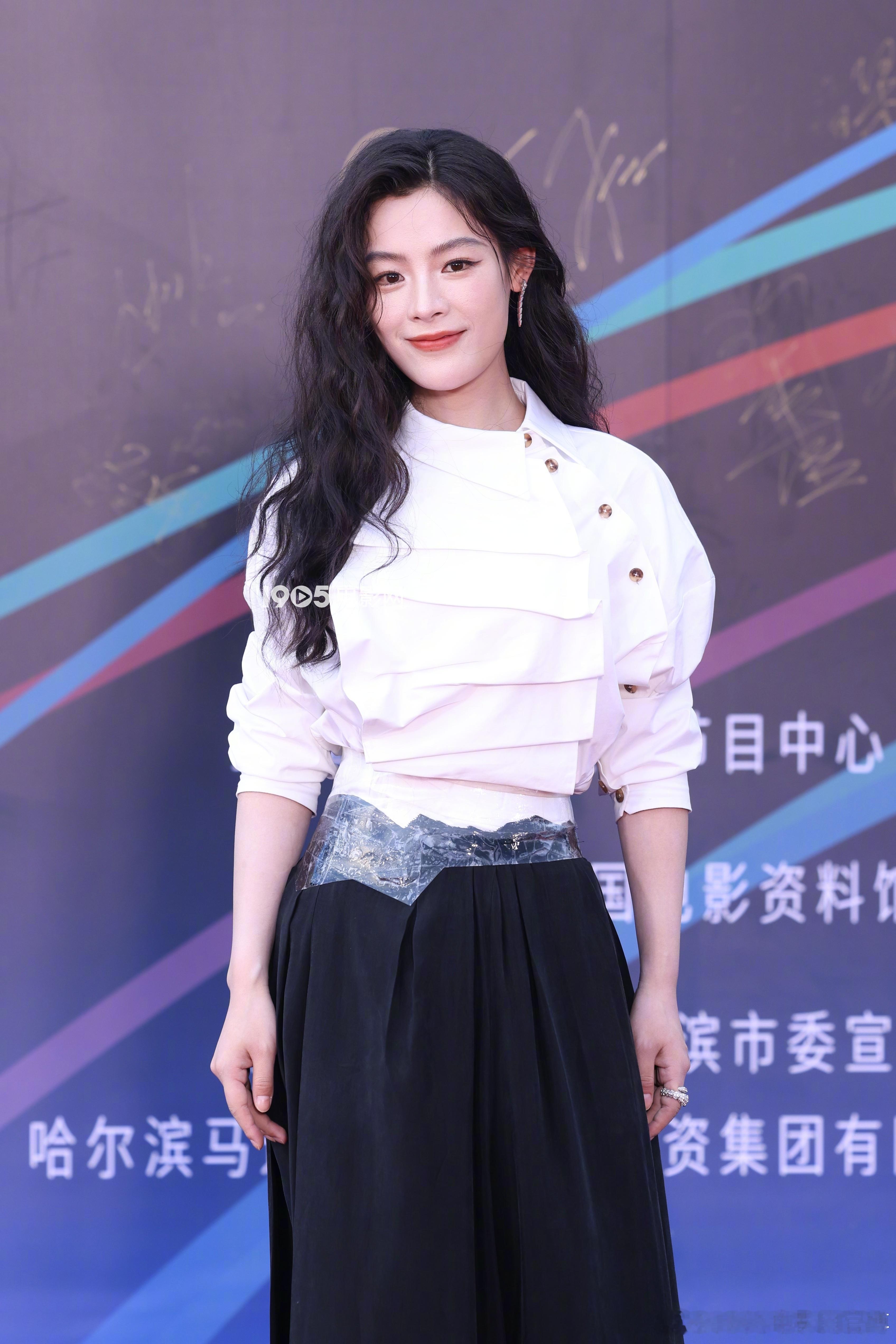 陈丽君出席成龙国际动作电影周闭幕式。造型以A.W.A.K.E MODE上衣搭配M