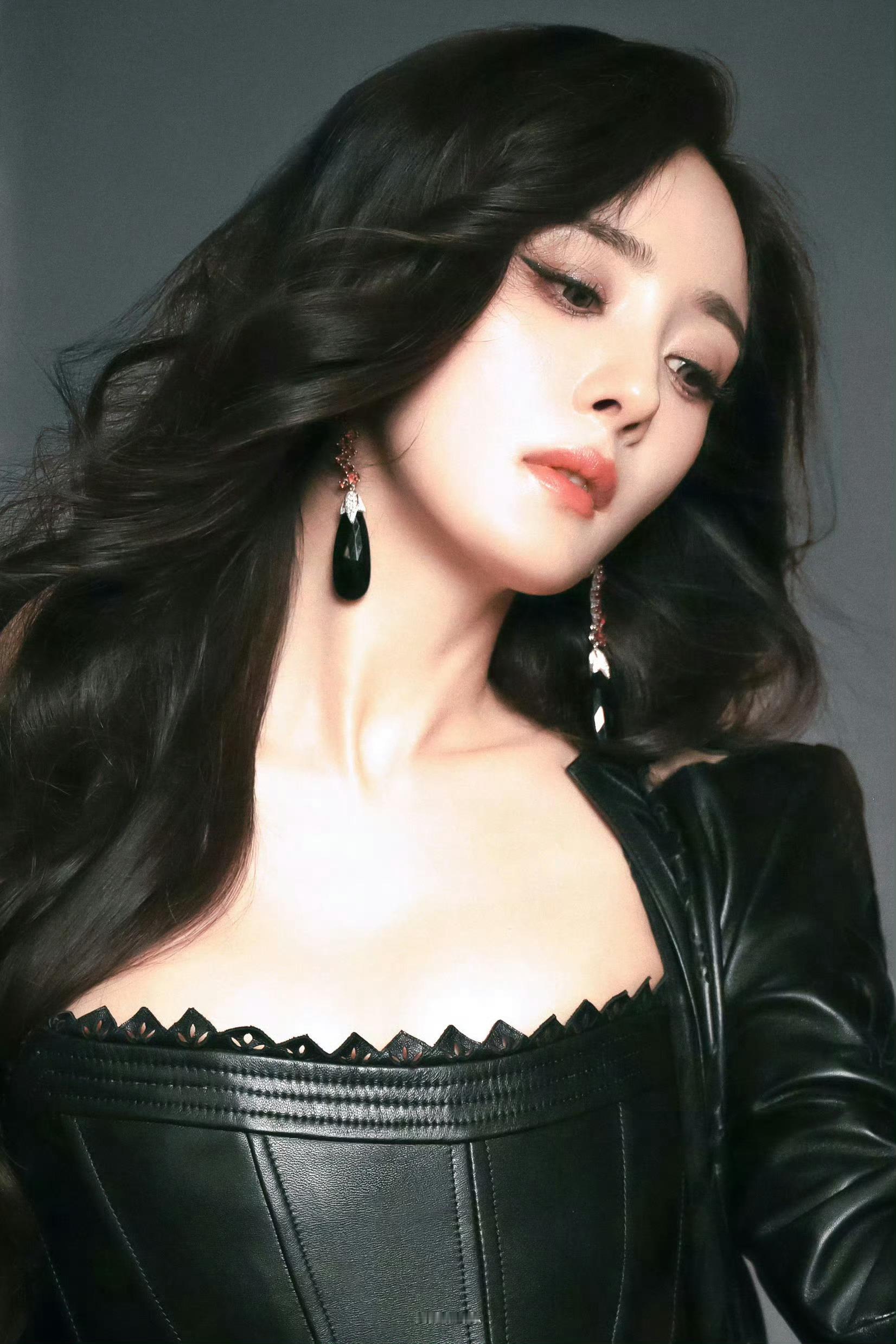 杨幂 性感辣妹  啊啊啊啊啊啊啊，家人们谁懂啊！杨幂在上海嘉人活动上杀疯了！万种