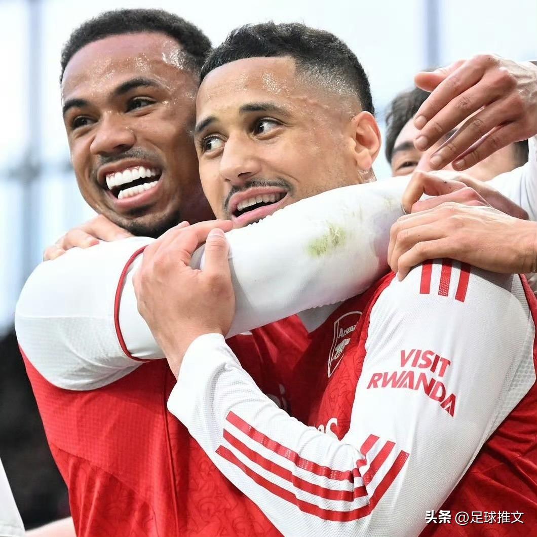 阿森纳目前19胜7平3负积64分高居榜首，领先少赛一场的曼城5分，争冠战意极其强