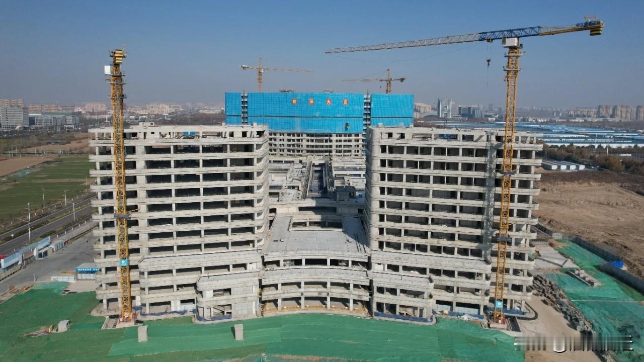 近日，国家区域医疗中心江苏省人民医院宿迁医院项目主体结构全面封顶 。
该项目是宿