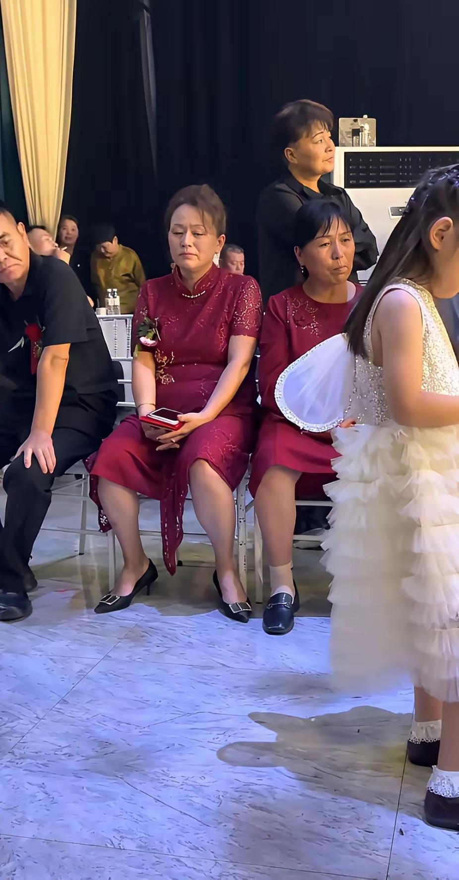 家里要办喜事的妈妈们真的要留心，

旗袍虽优雅，

但对体态礼仪要求很高，如果日