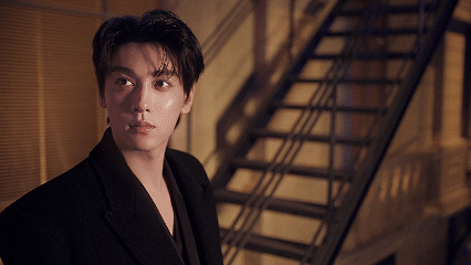 田栩宁首个彩妆代言 这次拍摄审美真在线！烟花背景下的田栩宁又帅又有氛围，每一幕都