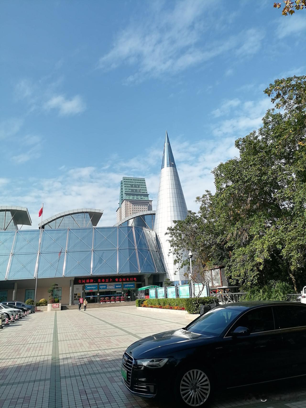 冬日生活打卡季郑州科技技术馆，在蓝天白云的映照下，显得格外耀眼！近年来科技馆成了