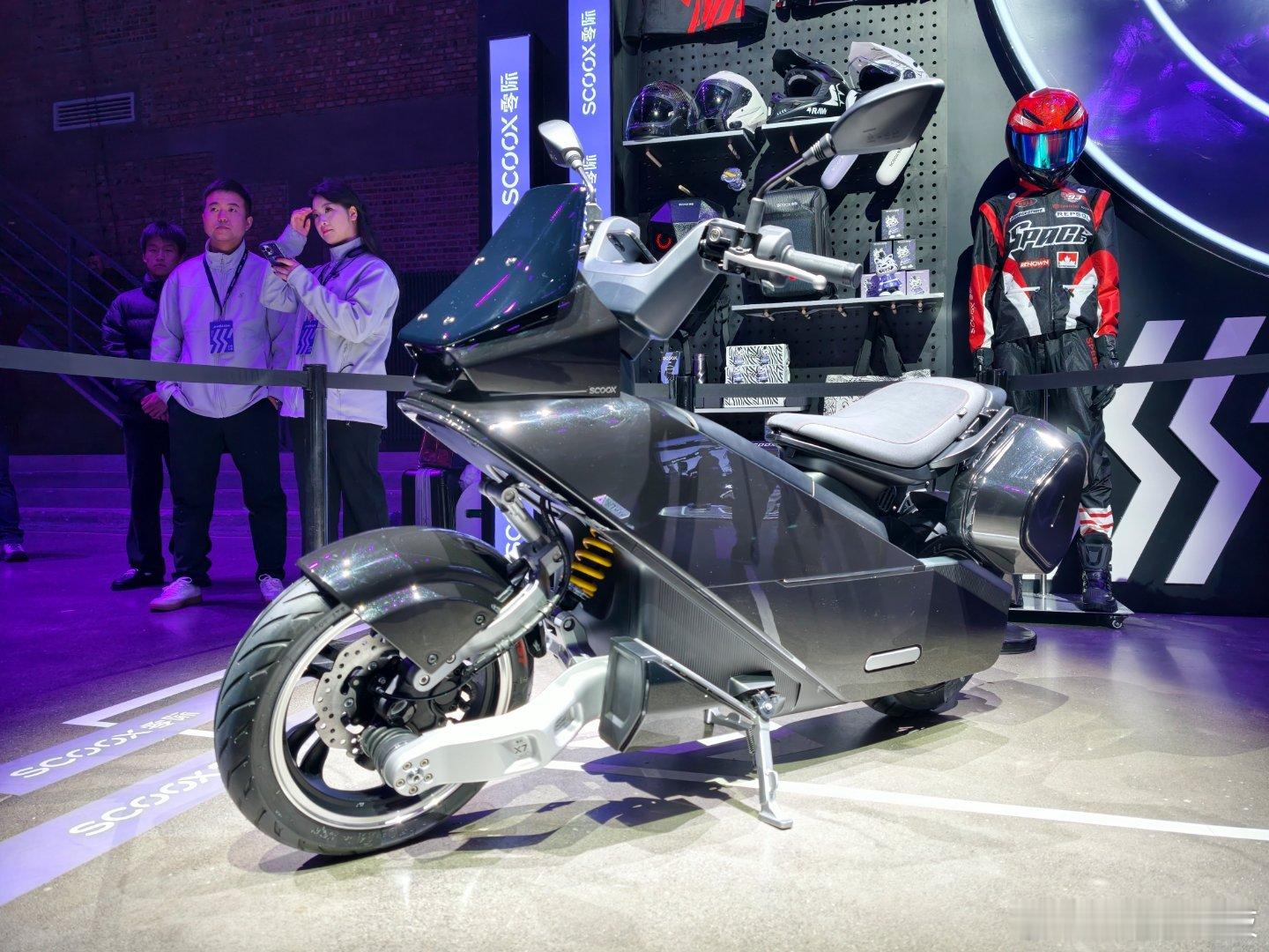 零际品牌全球发布会 实车有点帅啊，像未来战士骑的车[赢牛奶]  ​​​