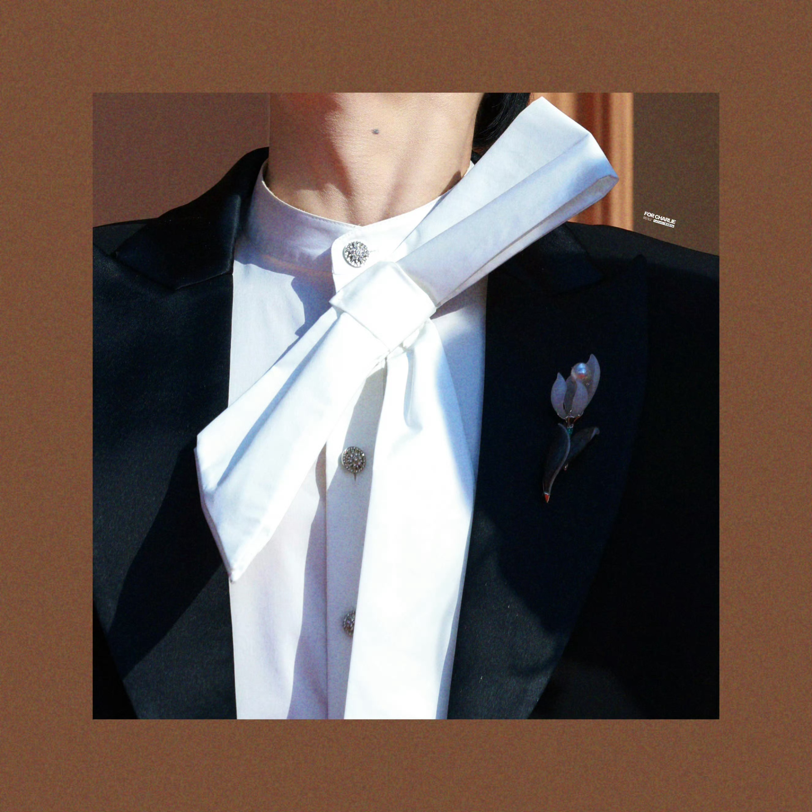 周深胸前是什么 是春天寄来的限量版礼物呀！🎁 周深把自己打包成了个礼物 胸前超