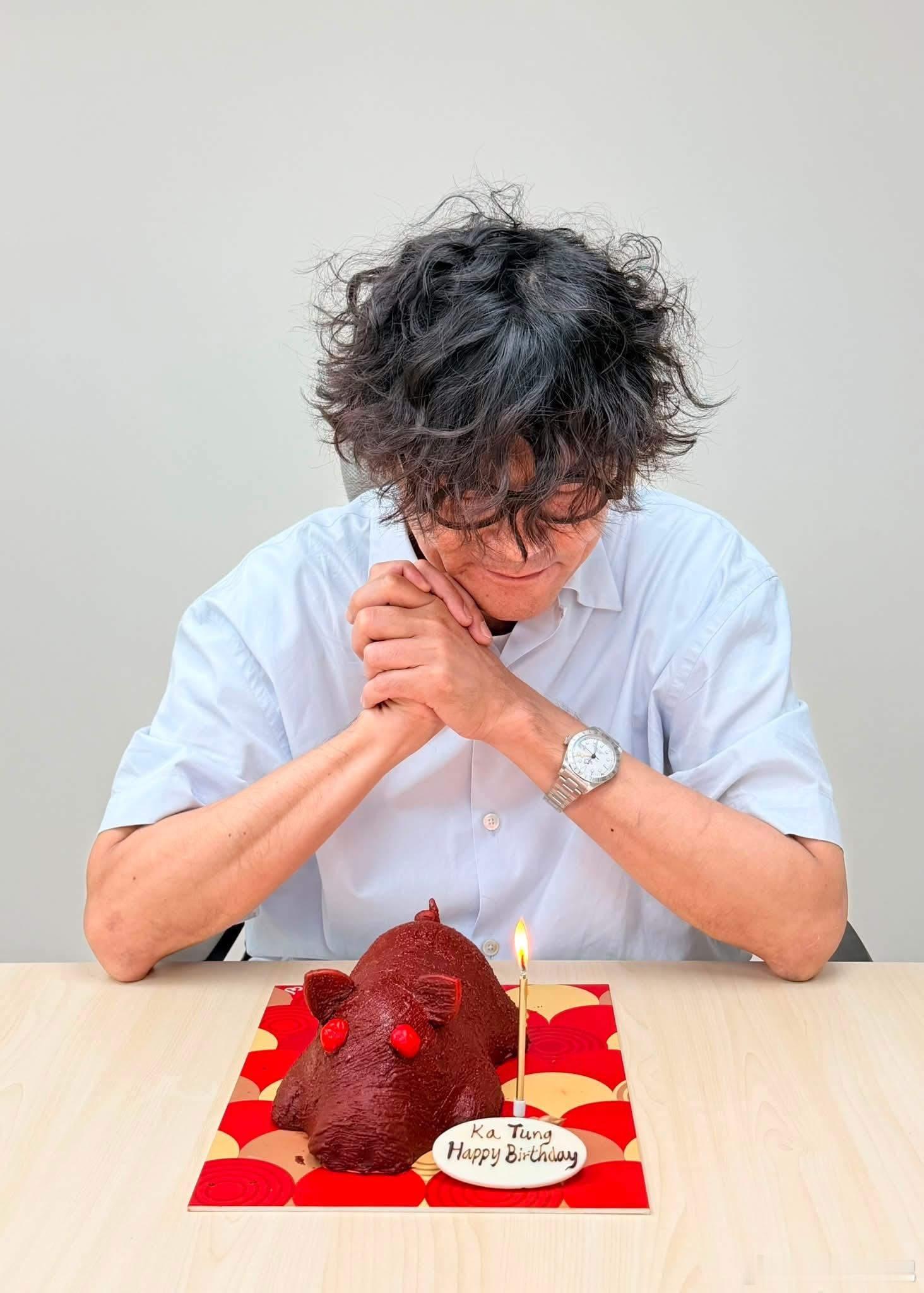 林家栋59岁庆生照，造型独特的蛋糕～[蛋糕] ​​​
