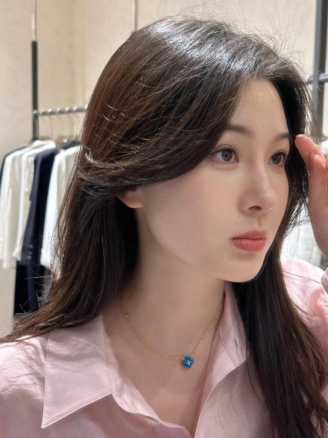 元气少女活力无限，笑容灿烂心情美好，不被烦恼困扰，保持热爱保持可爱。活力无限 灿