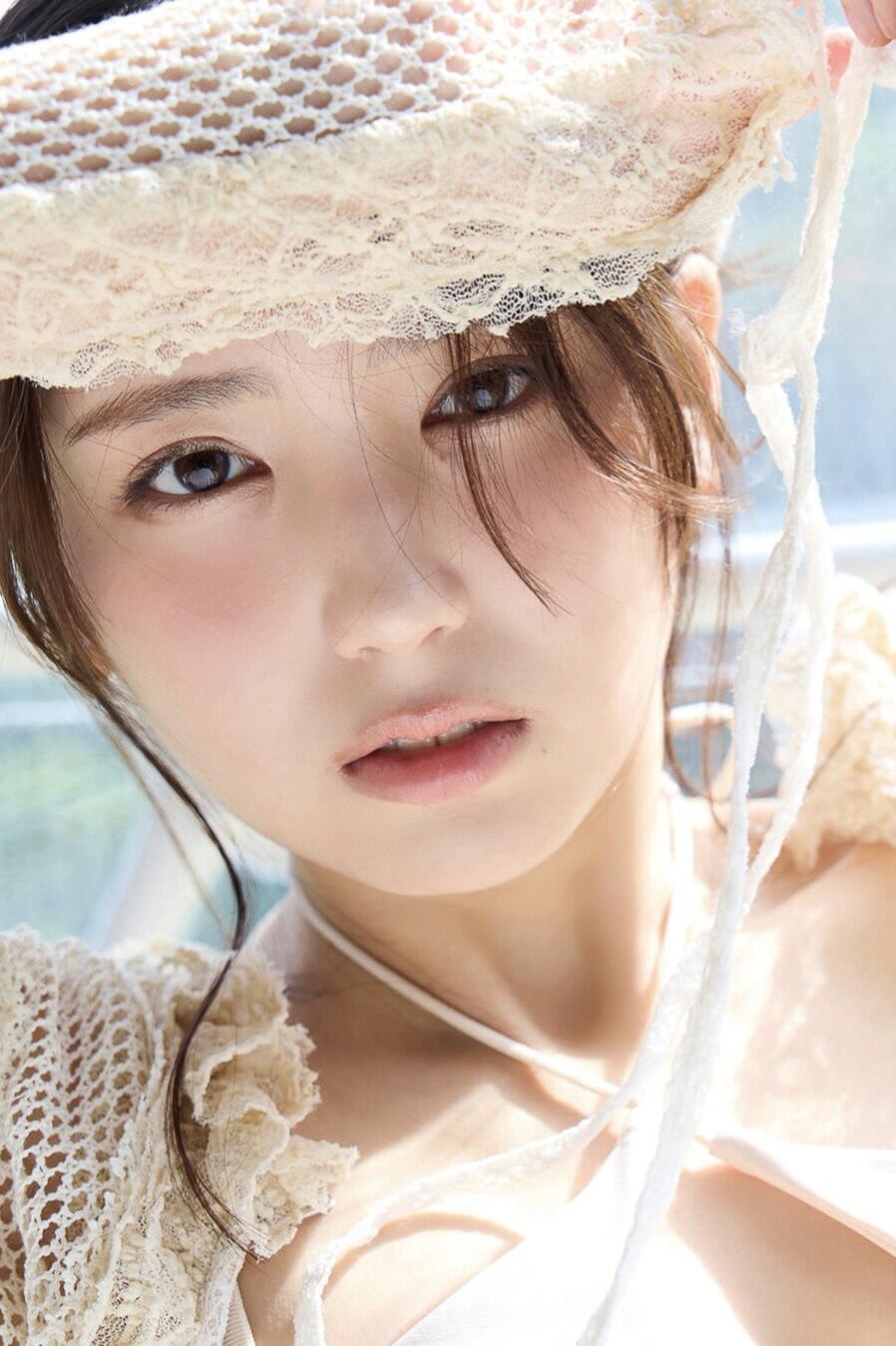 温柔甜美的少女，阳光洒在脸庞，梦幻又迷人。治愈系少女写真怎么拍 女孩个人写真推荐