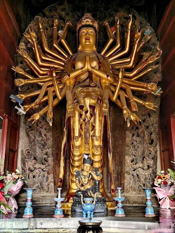 千手观音像前，读懂中国人刻在骨子里的慈悲与守护
 
这尊金光熠熠的千手观音，是多