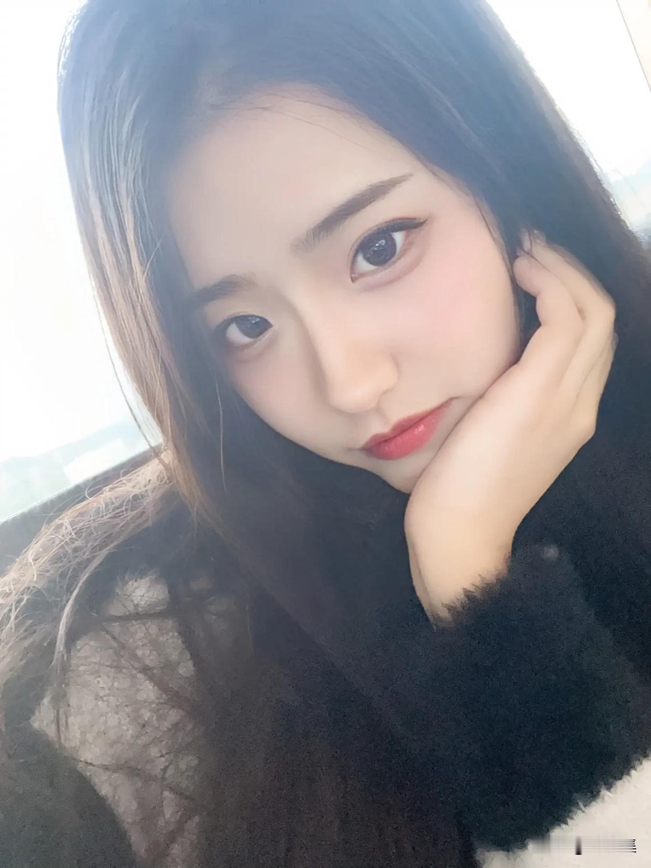 温柔眼神，甜美微笑，冬日暖阳下的少女
