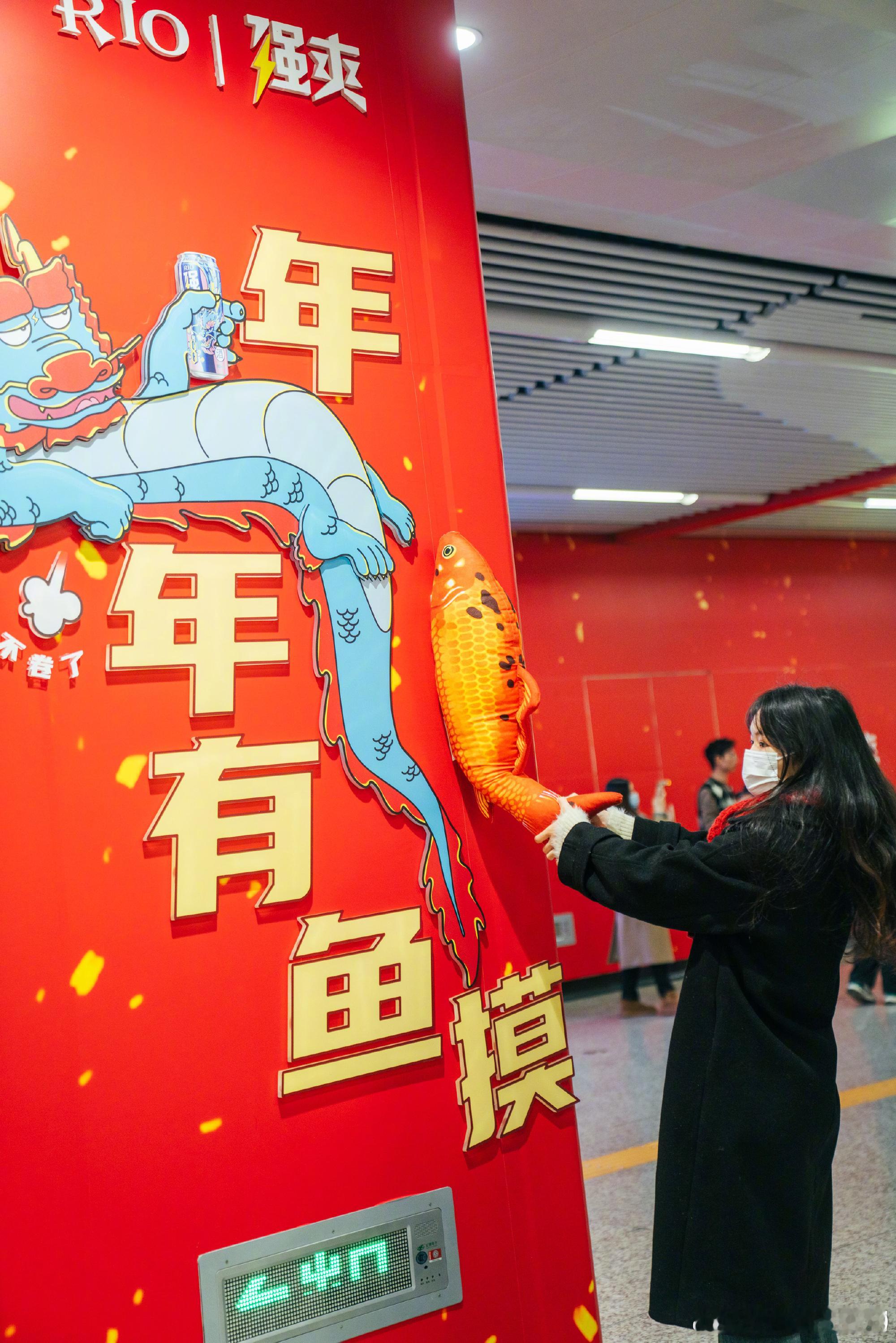 【#羡慕长沙打工人的精神状态# 网友：长沙地铁站这条毛龙在演我的精神状态】“涨薪
