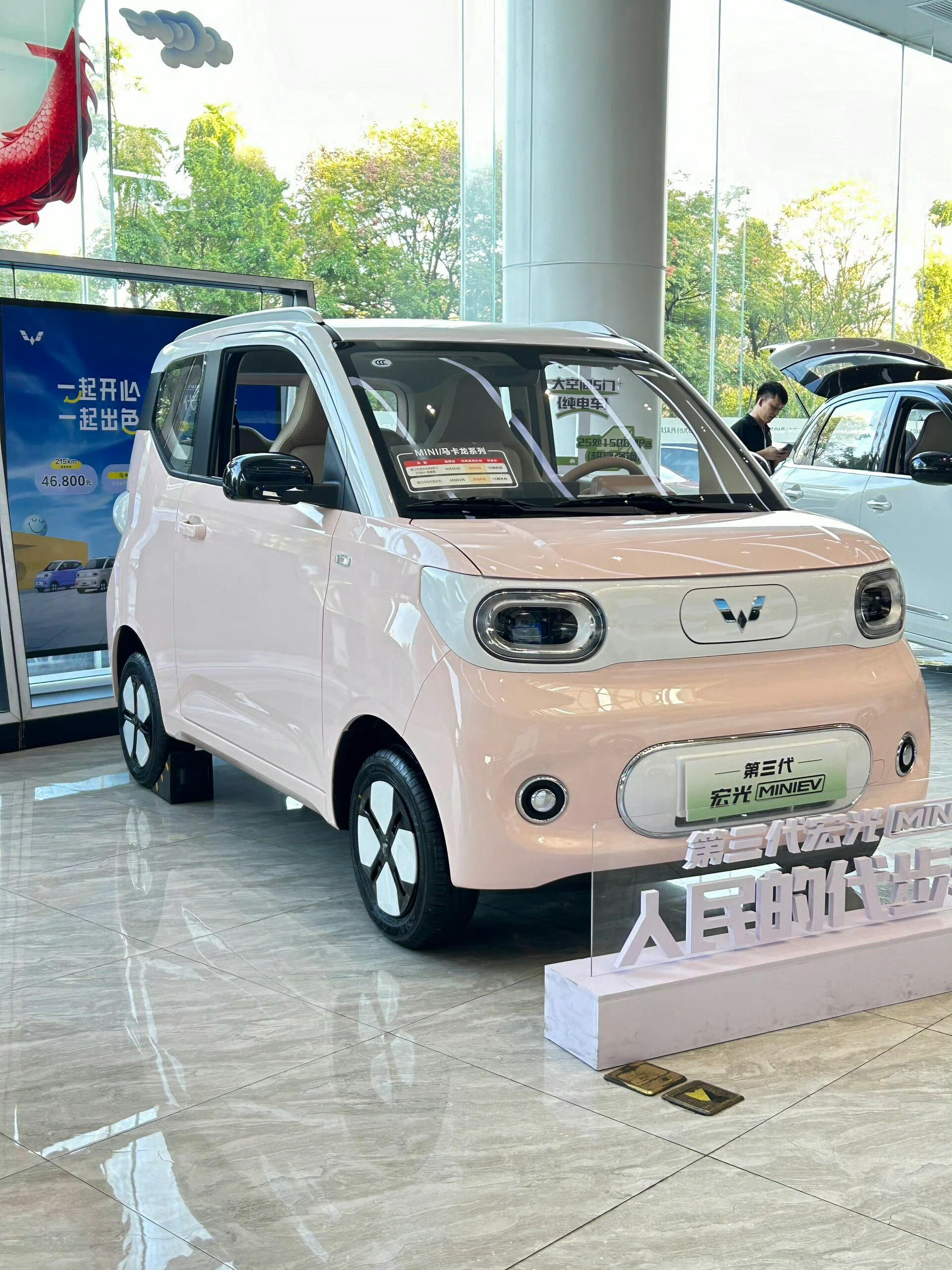 展台那辆粉色宏光MINIEV围了好多人，真的太萌了！车身小巧，在市区穿行肯定方便