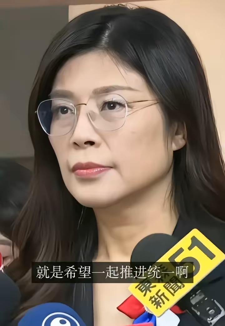台湾刚选了个新党主席，
一上台就说：“别打仗，有话好好说！”这话听着普通，但背后