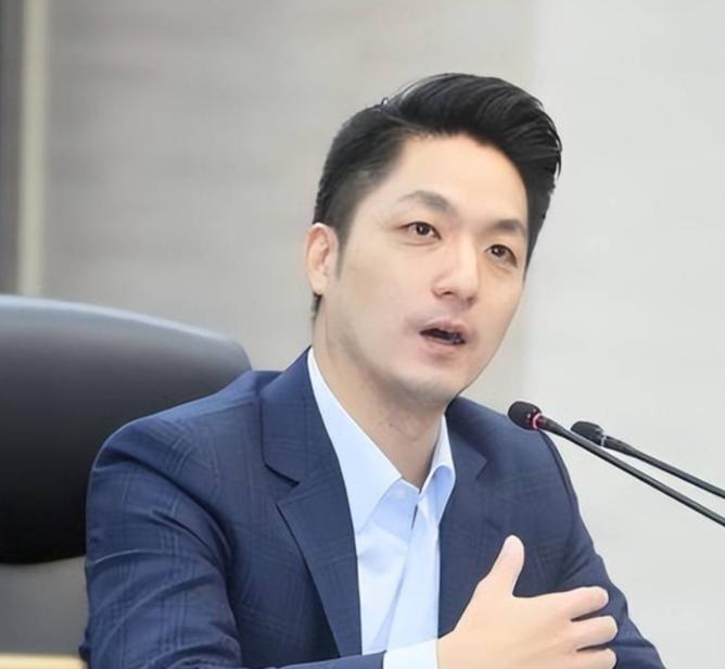 不装了！蒋万安公开表态，未提及中国。

10月9日，蒋万安在接受媒体专访的时候，