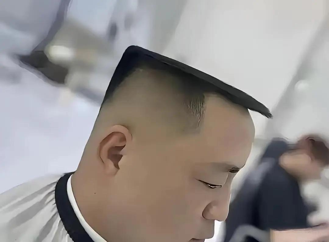 今年留个这样的头型，帅不帅！
预示着事业一马平川，蒸蒸日上！