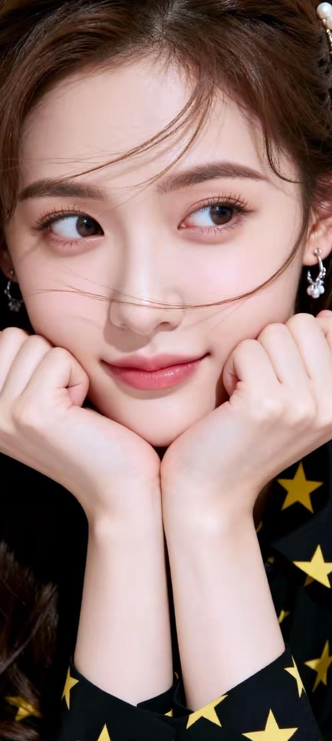 元气满满的小仙女，星星图案的黑色衬衫，可爱又时尚！🌟✨