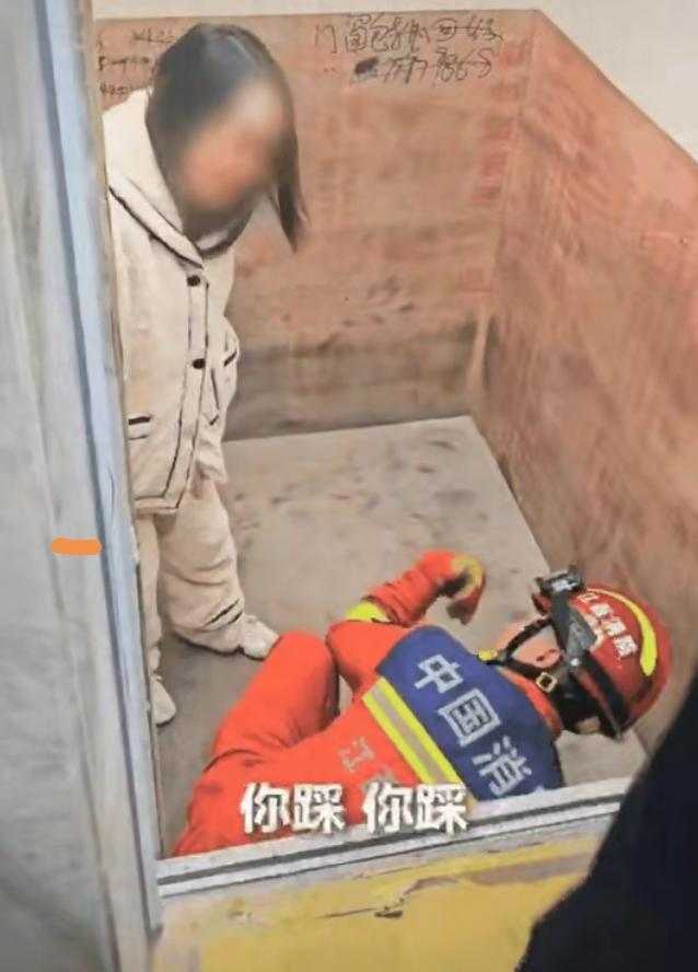 江西萍乡深夜暖闻：消防员俯身成梯，为孕晚期妈妈架起生命通道
 
江西萍乡的冬夜，