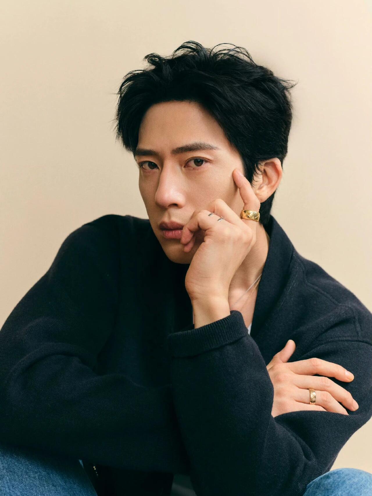 井柏然高智感大片展现绅士魅力 ​​​
