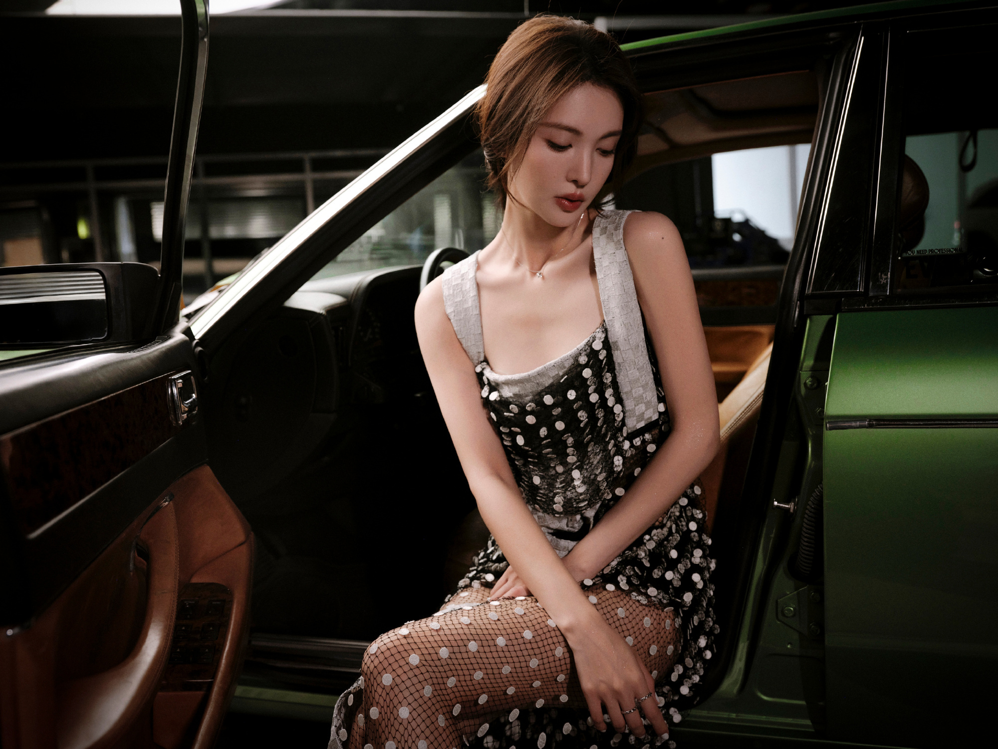 金晨，一袭亮片黑色吊带裙，温柔中透着酷美格调。金晨