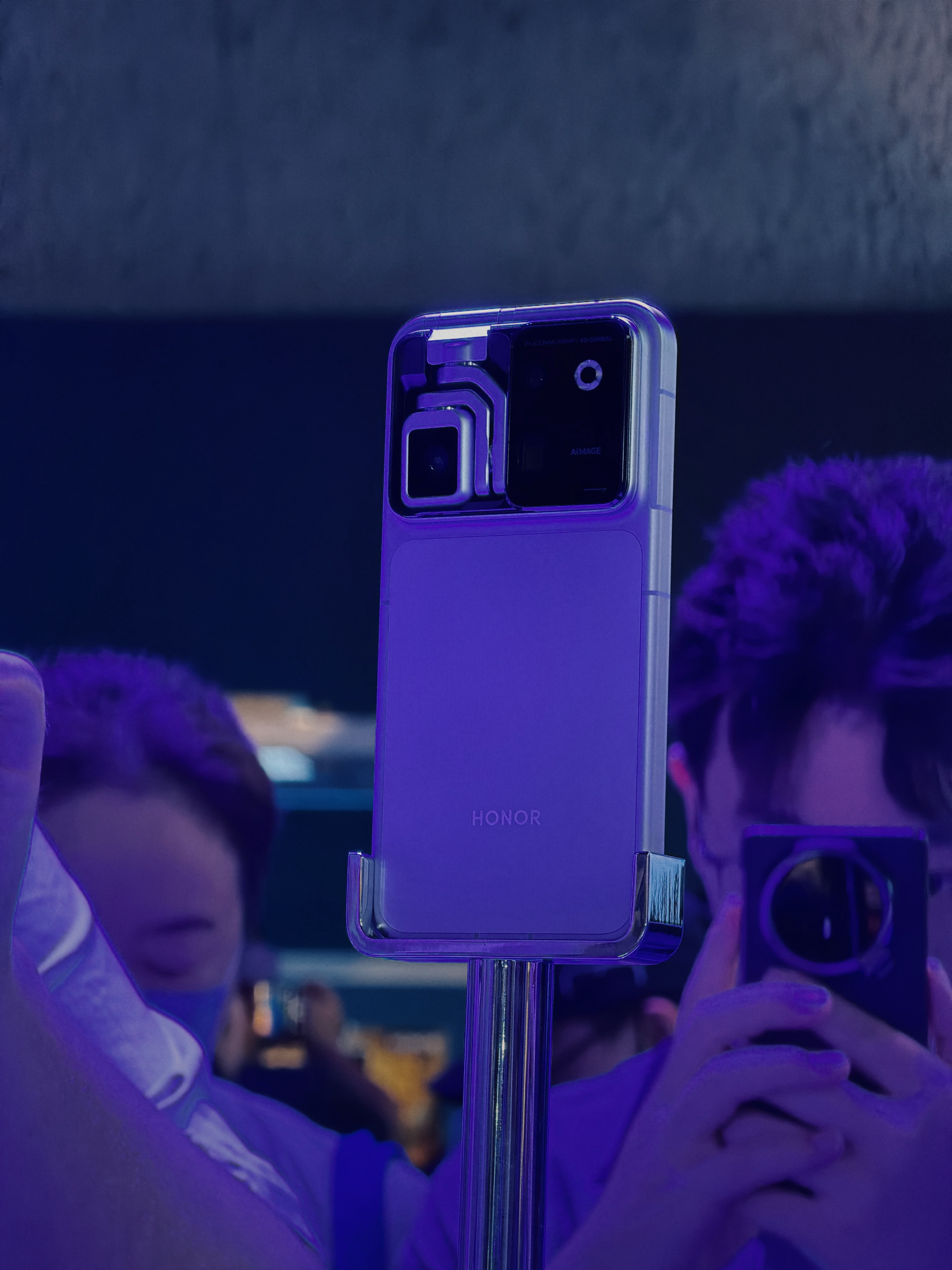 简单聊聊「荣耀 Robot Phone 」第一，它本质还是一台手机。拍摄时有云台