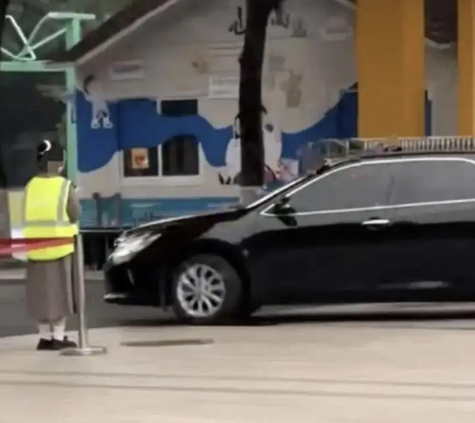 杭州一小学老师开车进校门，学生敬礼并高喊“老师早”事件，当地的教育局发通报了，称