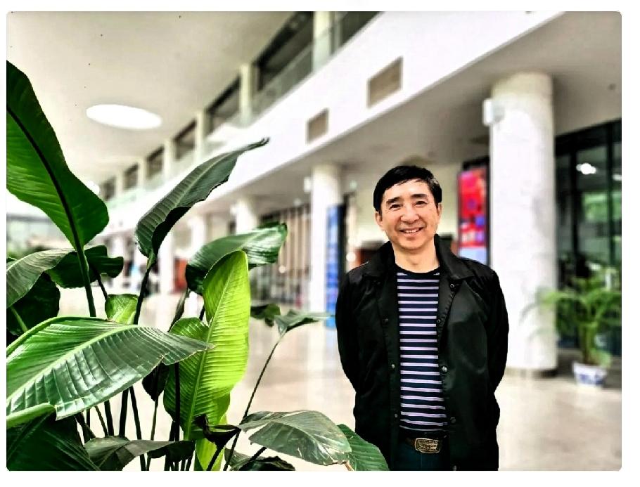 戏如人生！
教了一辈子表演的陈刚，却把自己的人生演成了一场无法收场的“悲剧”，最