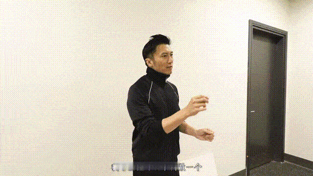 谢霆锋麦架灵感是万里长城 一整个被谢霆锋演唱会麦架惊艳住！长城与脊梁的结合，既霸