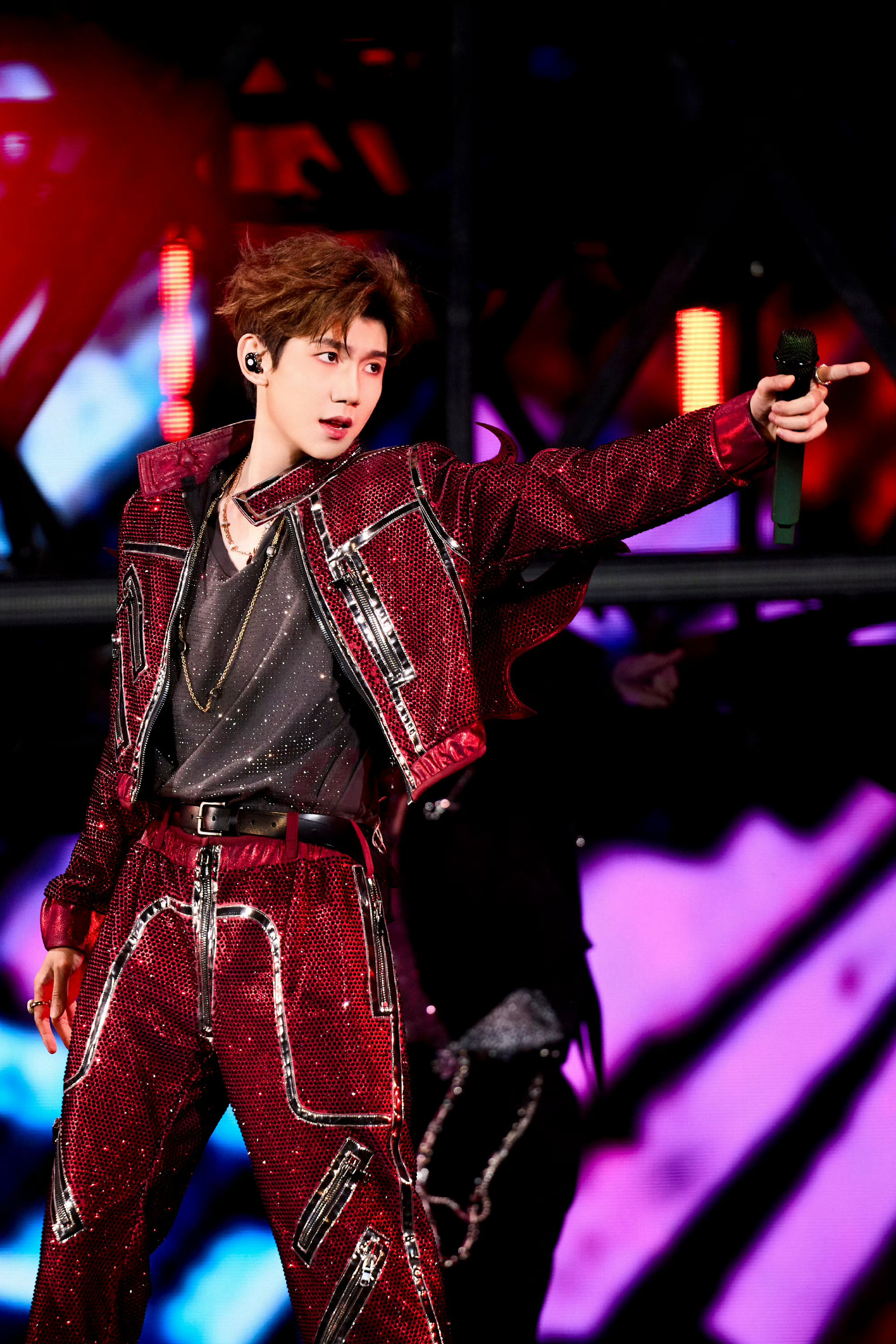 王源大步往前走 我们一直在 客厅见以后我们再一起过生日好不好