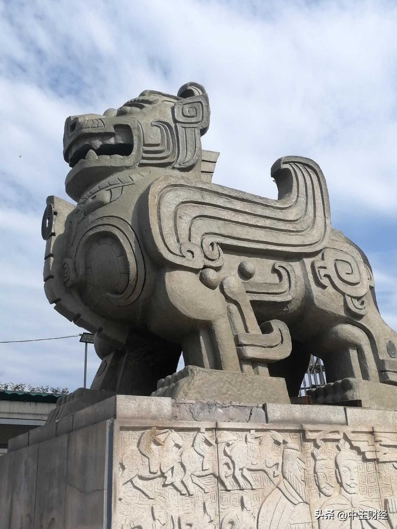 晒出你的本地生活 这尊巨大的貔貅，矗立在郑州市紫金山百货大楼门前，貔貅下方，醒目