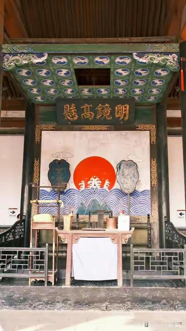 前两天刷到一张照片，平遥古城墙底下，一个老奶奶坐在门槛上剥毛豆。

旁边就是游客