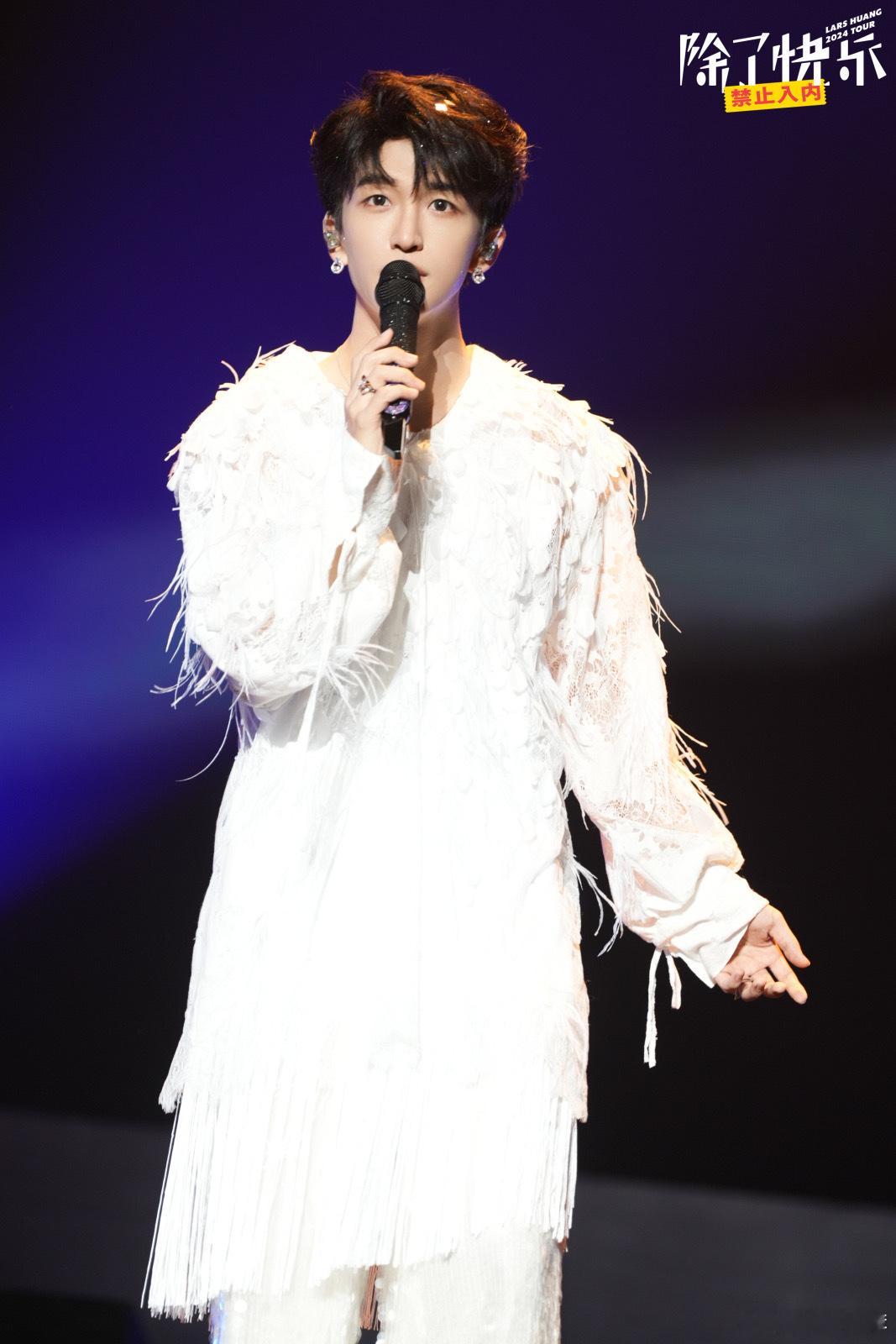 黄子弘凡开场滑滑梯  黄子弘凡北京演唱会是快乐源泉，汉堡滑滑梯独具匠心，配上游戏