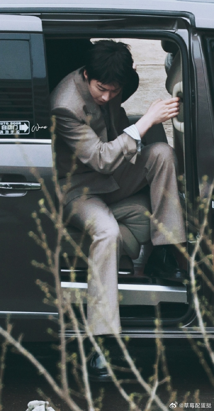 刘宇宁刘宇宁梯子也要两阶两阶的下刘宇宁一步下两阶梯子 刘宇宁下梯子都这么有梗，一