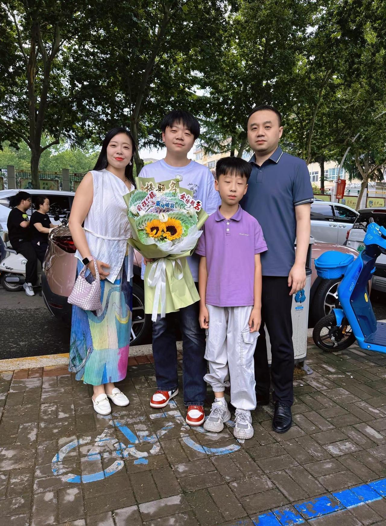 一个人接送，一个人后勤，父母也在中考，弟弟也是跟着忙碌了三天，合上笔盖，三年落幕