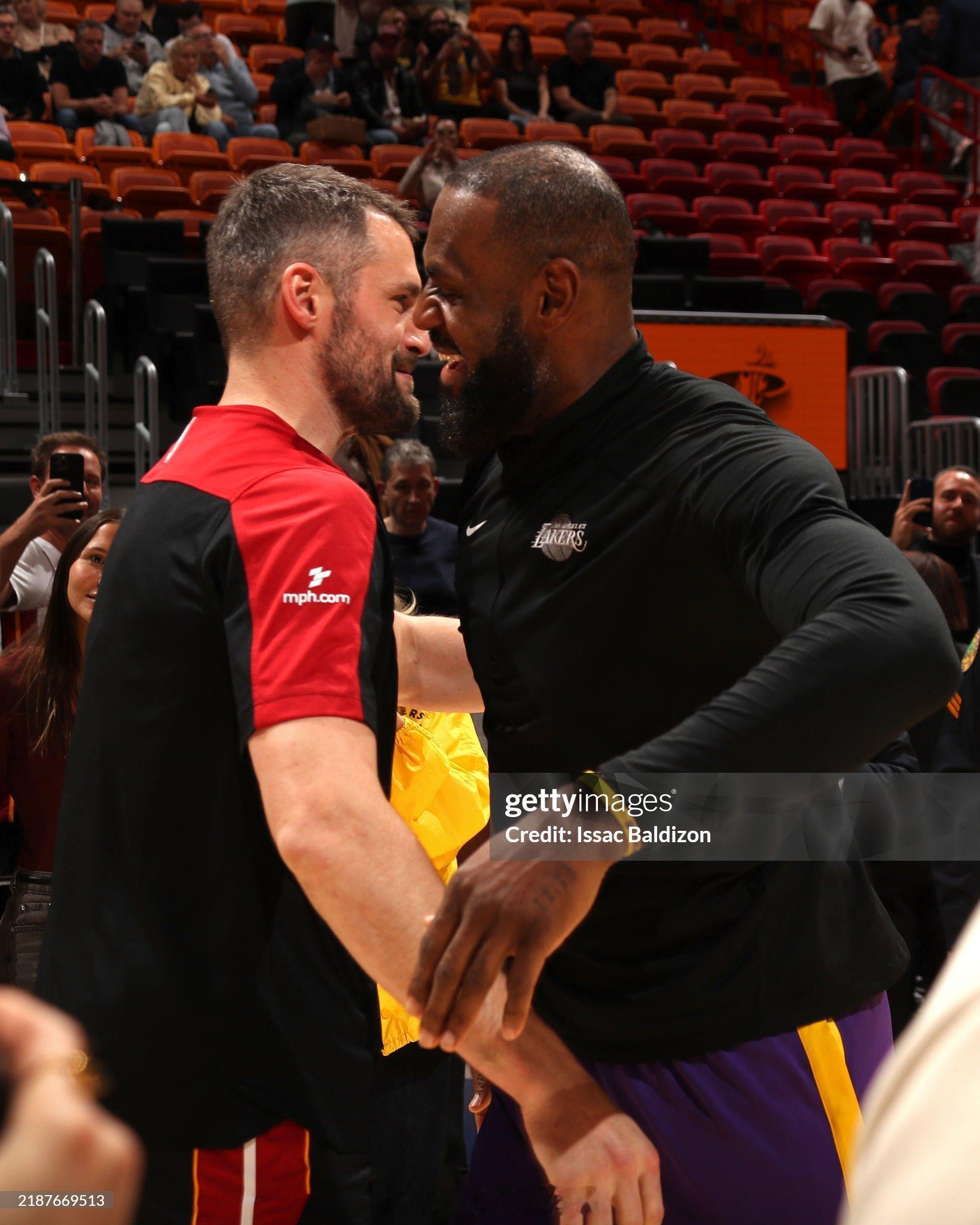 凯文乐福和勒布朗詹姆斯这对老搭档在迈阿密再次相遇！詹姆斯还能不能再隔扣love一