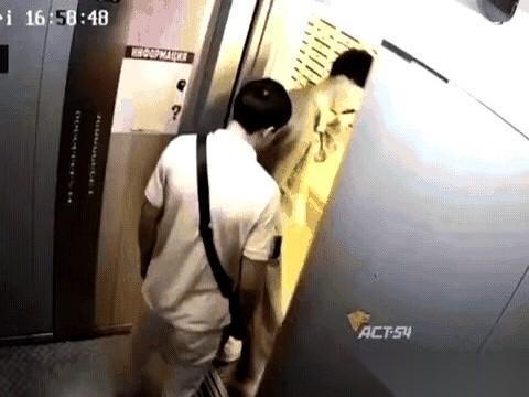 电梯门刚向两边滑开，一条狗猛地探出身子，直冲迎面走出的两位大哥扑了过去。
走在前