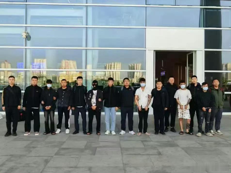网警重拳出击摧毁一网络水军团伙这里说明一下，戴口罩戴头套是水军团伙。现在看打击力